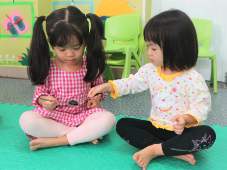 Các bạn nữ có vẻ khéo léo và bắt nhịp với trò chơi nhanh hơn.