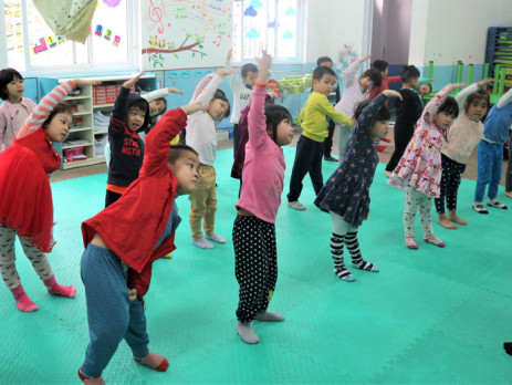 Các bạn nhỏ ôn lại bài thể dục