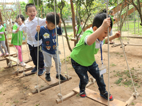 Đoàn thám hiểm tí hon cùng nối đuôi nhau di chuyển thăng bằng tiến vào khu rừng bí mật.