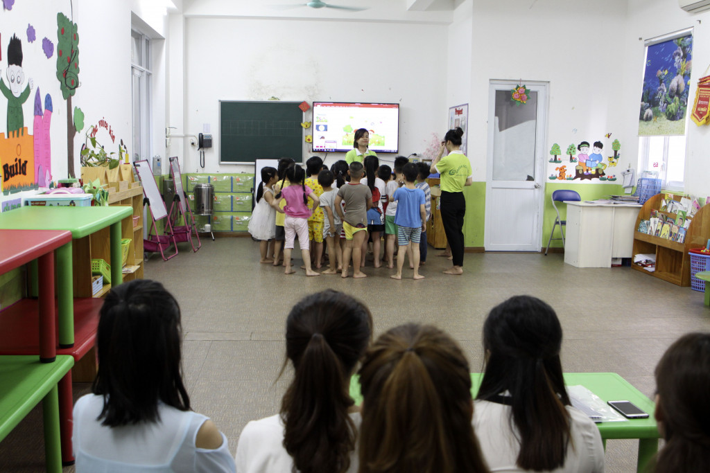 Sinh viên Hùng Vương tham gia dự giờ tiết học của lớp Sen Hồng 1 do cô Nguyễn Thị Hà giảng dạy