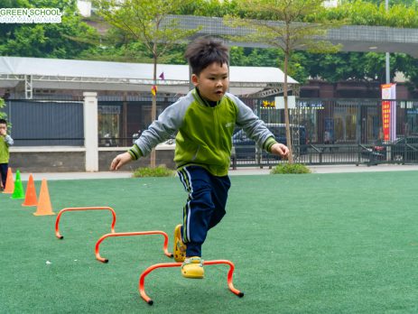 hình ảnh học sinh chạy vượt rào